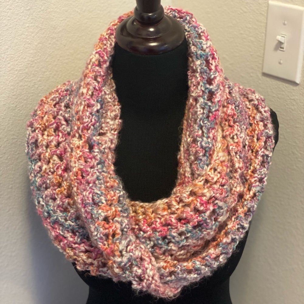 CROCHET PASTEL INFINITY SCARF HAND MADE - Picture 1 of 3